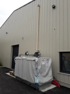 Les effluents sont récupérés dans deux ECOBANG IBC/ GRV (deux cuves de 1000L équipées d’ECOBANG). L’ensemble est posé sur un bac de rétention réglementaire. Enfin, une bâche façonnée sur mesure recouvre l’ensemble, et évite que le bac de rétention ne se remplisse d’eaux pluviales. La capacité d’évaporation totale de l’installation est d’environ 2500 à 3000 litres par an. Cette bâche de protection extérieure pour bac de rétention est une alternative simple à mettre en œuvre, et qui évite la construction d’un auvent. La société Vento-Sol est équipée des outils adaptés pour façonner ce type de produit sur mesure.