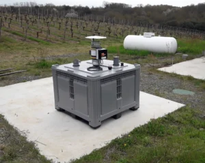 Situé dans le Maine et Loire (49) chez un Viticulteur, en 2016. Cette installation permet l’évaporation d’environ 1000L par an d’effluents phytosanitaires. Les effluents, après le lavage, sont pompés et introduits dans la caisse palette de 900L équipée d’ECOBANG. A la fin de l’évaporation, une fois par an, l’utilisateur pourra récupérer les résidus secs dans une bâche qui a été installée au démarrage et qui sera collectée et éliminée par ADIVALOR.