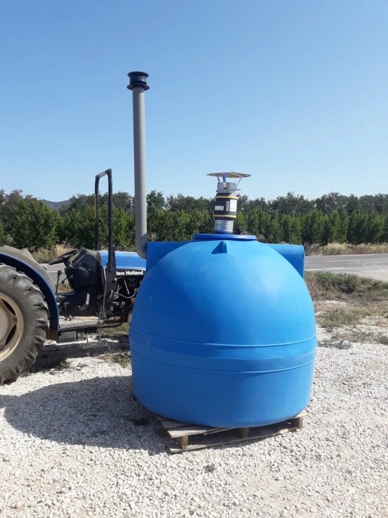 Installé sur une cuve de 2000L qui a ensuite été enterrée, à 20km de Perpignan. Les effluents phytosanitaires s’écoulent par gravité de l’aire de lavage à la cuve enterrée, d’où ils sont directement évaporés. Le dispositif de ventilation se trouve dans le trou d’homme, et n’est pas visible de l’extérieur. Seul la cheminée dépasse d’environ 1 mètre au dessus du sol. La discrétion de cette installation est totale.